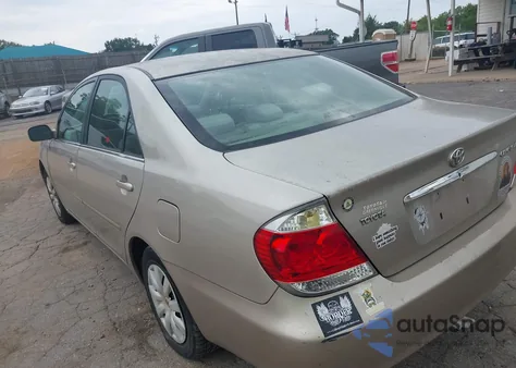2005 Toyota Camry Le z USA, uszkodzony, nr VIN 4T1BE32K25U995760